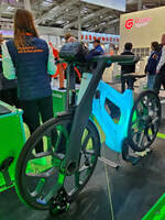 Dieses Fahrrad ist ein nahezu vollständig aus ausgedienten Kunststoff-Fischernetzen hergestellter Prototyp von igus:bike, welcher Teil der Ausstellung auf der Messe Hannover war. (April 2024)