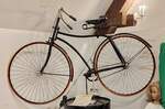 =Opel-Fahrrad aus dem Produktionszeitraum 1887 - 1889, präsentiert im Automuseum Wolfegg, Dezember 2023 
