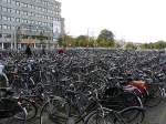 Tausende von Fahrräder, Den Haag Hbf am 30-09-2007.