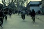 Am 28.02.1993 ist das Strassenbild in der chinesischen Stadt Suzhou noch geprägt von Fahrrädern und Fahrradrikschas