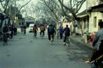 Am 28.02.1993 ist das Strassenbild in der chinesischen Stadt Suzhou noch von Fahrrädern geprägt, nur ganz vereinzelt sind Autos unterwegs
