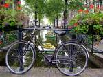 Fahrrad lehnt am Geländer einer Gracht in Gouda;110902