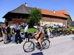 Motorbetriebenes Fahrrad erweckt bei der Ankunft beim Stehrerhof (Neukirchen/Vöckla) reges Interesse; 140706