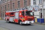Drehleiter Renault Midlum 300.16 Aufbau Magirus der Feuerwehr HVZ Wallonie Picarde, Wache Comines-Warneton, aufgenommen 21.07.2015 am Luchtmachtlaan Etterbeek 
