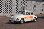 Volkswagen Käfer der Feuerwehr Brussel, Fahrzeug für Bluttransport, Aufnahme am 25.09.2011 in Schoten aus Anlass der Umzug für 100 Jahr-Feier  brandweer Schoten 