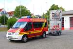 Feuerwehr Altenstadt (Hessen) Ford Transit MTW (Florian Altesntadt 1/19) mit Verkehrssicherungsanhänger am 29.07.23 bei einen Fototermin.