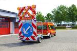 Feuerwehr Altenstadt (Hessen) Ford Transit MTW (Florian Altesntadt 1/19) mit Verkehrssicherungsanhänger am 29.07.23 bei einen Fototermin.