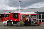 Hilfeleistungslöschgruppenfahrzeug (HLF 20) der Freiwilligen Feuerwehr Viersen (Hauptwache Viersen), auf Basis eines Scania P 360 mit einem feuerwehrtechnischen Auf- und Ausbau durch die Firma Albert Ziegler GmbH.

Technische Daten:

Fahrgestell: Scania P 360
Motorleistung: 265 kW / 360 PS
Hubraum: 8.867 cm³
Getriebe: Automatikgetriebe
Aufbau: Albert Ziegler GmbH

Ausstattung u.a.:

Feuerlöschkreiselpumpe Ziegler FPN 10-2000 (2.000 l/min bei 10 bar)
2.000 Liter Löschwasser
200 Liter Schaummittel
Schnellangriff, formstabil
Schlauchmaterial
wasserführende Armaturen
hydraulisches Rettungsgerät
weiteres Abstützmaterial
Sprungtuch
Verschiedenes Absperr Material
Verschiedene Absperreleuchten
Scheinwerfer
pneumatischer Lichtmast mit 6 LED-Scheinwerfern
4 Atemschutzgeräte, davon zwei in der Kabine
Schiebleiter, dreiteilig
Steckleiter, vierteilig
Überdruck Lüfter
Stromaggregat
Verschiedene Rettungsmittel
Verschiedene Schlauch Material (C und B Schläuche)
Kübel Spritze
Feuerlöscher
Danke an die Feuerwehr Viersen für den spontanen Fototermin.
Zwecks Fototermin in Viersen am 14.05.16 aufgenommen