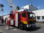 Mercedes-Benz 1524 Drehleiter-Fahrzeug der Freiwilligen Feuerwehr St. Tönis zur Demonstration einer Höhenrettung beim Feuerwehrfest am 14.7.18