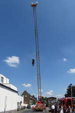 Mercedes-Benz 1524 Drehleiter-Fahrzeug der Freiwilligen Feuerwehr St. Tönis zur Demonstration einer Höhenrettung beim Feuerwehrfest am 14.7.18