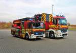 Feuerwehr Hofheim Taunus Mercedes Benz Arocs WLF (Florian Hofheim 1-66) mit AB Mulde und Mercedes Benz Atego DLA(K)23/12 (Florian Hofheim 1-30) am 09.11.18 bei einen Fototermin 