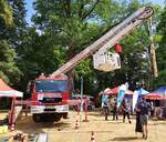 =MAN mit Hubrettungsbühne ALUFIVER der Feuerwehr KÜNZELL-BACHRAIN steht auf einer der Ausstellungsflächen beim Bürgerfest  200 Jahre Landkreis Fulda  auf dem Gelände von Schloß Fasanerie im Juni 2022