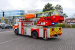 Feuerwehr Neu-Isenburg Mercedes Benz Econic DLK (Florian Isenburg 1/30-2) am 23.03.24 bei einen Fototermin.