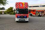 Jugendfeuerwehr Hanau Abschlussübung im September 2025 an der Otto Hahn Schule in Kesselstadt mit Berufsfeuerwehr Hanau Mercedes Benz Atego 1629 Magirus DLK 23/12 (Florian Hanau 1-30-1)
