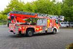 Jugendfeuerwehr Hanau Abschlussübung im September 2025 an der Otto Hahn Schule in Kesselstadt mit Berufsfeuerwehr Hanau Mercedes Benz Atego 1629 Magirus DLK 23/12 (Florian Hanau 1-30-1)
