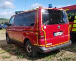 =VW T 5 als Einsatzfahrzeug für den Brand- und Katastrophenschutz des Landkreises MILTENBERG, gesehen auf dem Parkplatz der RettMobil im Mai 2022