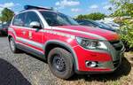 =VW Tiguan als Kommandowagen der Berufsfeuerwehr der Stadt HOYERSWERDA, abgestellt auf dem Parkplatz der 2025er Rettmobil in Fulda