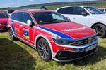 =VW Passat als Kommandowagen der Werkfeuerwehr SCHUNK aus HEUCHELHEIM, steht auf dem Parkplatz der 2025er Rettmobil in Fulda