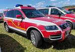 =VW Touareg als Kommandowagen der Feuerwehr NEUSTADT bei Coburg, abgestellt auf dem Parkplatz der 2025er Rettmobil in Fulda