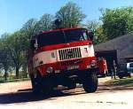 betagt aber immer noch im Einsatz  W50 TLF der freiwilligen Feuerwehr Elmenhorst bei Stralsund  mit Balonreifen und Sprüheinrichtung unterhalb der Stoßstange für Waldbrände  Mai 2001