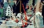 Schweres Bergegerät und sonstige Feuerwehr-Fahrzeuge anläßlich der Aufräumingsarbeiten nach dem  Turmeinsturz  von Jena 1995.