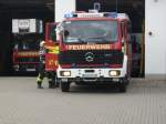 Die letzen Feuerwehrkameraden rücken mit dem Mercedes-LKW aus der Feuerwehrwache in Bergen/Rügen aus.
