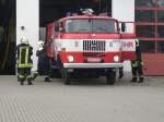 Die Feuerwehrmannschaft von Bergen/Rüegn rückt mit ihrem IFA W50 zum Einsatz aus.
