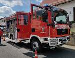 =MAN Staffellöschfahrzeug der Feuerwehr HOFBIEBER, präsentiert beim Centmarkt im Mai 2022