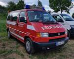 =VW T5 als MTW der Feuerwehr WALLROTH, steht im Mai 2022 auf dem Parkplatz der RettMobil