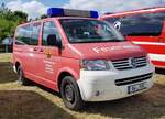 =VW T5 als MTW der Feuerwehr von GRAFSCHAFT, abgestellt auf dem Parkplatz der RettMobil 2025
