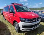 =VW T 6 als MTW der Werkfeuerwehr von DLR Deutsches Zentrum für Luft -und Raumfahrt LAMPOLDSHAUSEN, abgestellt auf dem Parkplatz der 2025er Rettmobil in Fulda