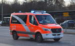 Notarzteinsatzfahrzeug (NEF 1505) der Berliner Feuerwehr, ein Mercedes-Benz Sprinter KA 311 CDI auf Einsatzfahrt am 10.01.20 Berlin Marzahn.