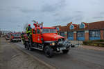 Die Freiwillige Feuerwehr Torgelow mit ihren Fahrzeugen, im Vordergrund Jumbo (IFA G5) mit  dem Weihnachtsmann, auf der Fahrt durch Torgelow an Heiligabend.