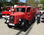 Ein altes Mercedes Benz Löschfahrzeug am 30.04.17 beim Bahnhofsfest in Stockheim