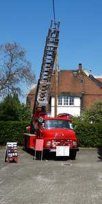 Eine alte Mercedes Benz Drehleiter am 30.04.17 beim Bahnhofsfest in Stockheim