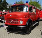 Ein altes Mercedes Benz Löschfahrzeug am 30.04.17 beim Bahnhofsfest in Stockheim
