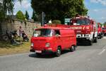 VW Bulli T2 am 04.07.21 bei einer Oldtimer Parade zum Jubiläum 75 Jahre Kreisfeuerwehrverband Gießen in Lich (Hessen)