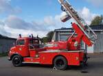 =MB L 710 DL 18 der Oldtimerabteilung der Feuerwehr Marburg war Gast beim Tag der offenen Tür im Polizei-Oldtimer-Museum Marburg, Oktober 2023.