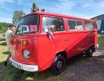 =VW T 2 als ehemaliges Feuerwehrfahrzeug, steht bei der Oldtimerveranstaltung der OLDTIMERFREUNDE OHMTAL in Dannenrod, 09-2025