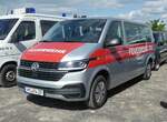 =VW T6 als Feuerwehrfahrzeug aus dem Landkreis Hoyerswerda steht auf dem Parkplatz der RettMobil im Mai 2022