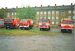 verschiedene Feuerwehrfahrzeuge bei einer Ausstellung auf dem August-Bebel-Platz in Nordhausen (1996, Scan)
