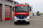 Feuerwehr Langenselbold Mercedes Benz Arocs 3242 WLF Kran Kats (Florian Langenselbold 1-67-1) mit AB-Kran am 19.10.25 bei einen Fototermin.