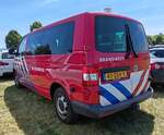 =VW T5 einer Brandweer gesehen auf dem Parkplatz der 2025er Rettmobil in Fulda