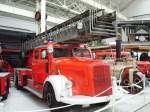 Ein alter Feuerwehr Leiterwagen in Technik Museum Speyer wahrscheinlich Mercedes Benz am 19.02.11