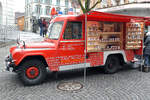 Austin: Ehemaliges Feuerwehrauto der Marke Austin als Holzofen-Bäckerei auf dem Markt in Langenthal am 23.
