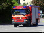 Feuerwehr St. Margrethen ( Scania P 360  SG 1941 ) mit Blaulicht und Sirenen Einsatz vor dem Bahnhof in St. Margrethen am 2024.05.10