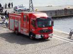 MAN Feuerwehrfahrzeug in Kopenhagen am 23.04.13 bei einer Übung im Hafen.