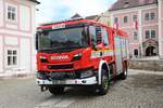 Am 28.04.2024 stellte die Feuerwehr des Kreises Karlsbad einige Fahrzeuge an der Burg in Becov nad Teplou in Tschechien aus. Dazu gehörte auch dieser moderne Scania P 500.