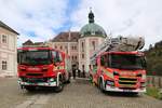 Am 28.04.2024 stellte die Feuerwehr des Kreises Karlsbad einige Fahrzeuge an der Burg in Becov nad Teplou vor der Burgkulisse in Tschechien aus. Dazu gehörten auch dieser Scania P 500 und der moderne Scania Leiterwagen.