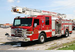 Pierce Ladder Truck  Terrytown Fifth District Volunteer Fire Department # 548  aufgenommen am 26.